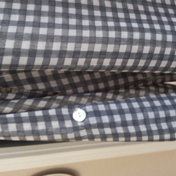 Gray and white checked blouse. Sleeves can be worn up when buttoned. - Picture 2 of 3